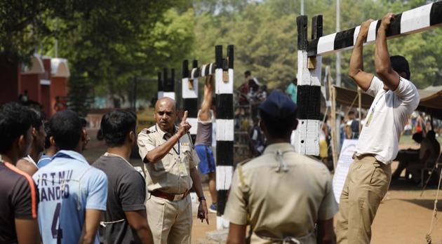 A candidate showcases his skill at the police recruitment drive,at Shivajinagar Police Headquaters in Pune. (Rahul raut/ht photo )
