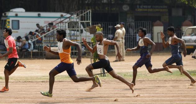 Candidates competing with each other at the police recruitment drive at Shivajinagar Police Headquaters in Pune. (RAHUL RAUT/HT PHOTO )