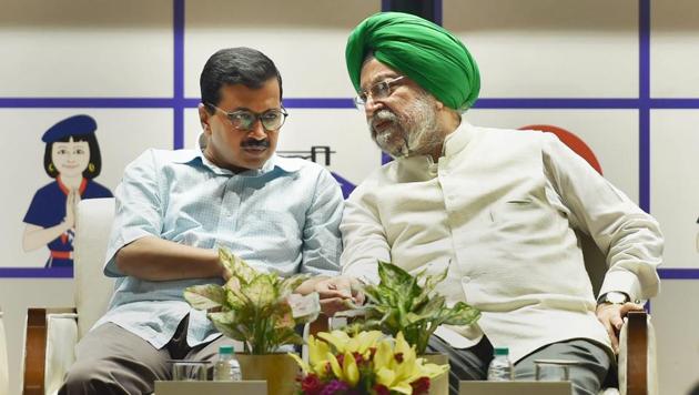 Union minister for urban development Hardeep Singh Puri and Delhi CM Arvind Kejriwal during the inauguration of Delhi Metro Pink Line at DMRC Bhawan, in New Delhi on Wednesday.(PTI)