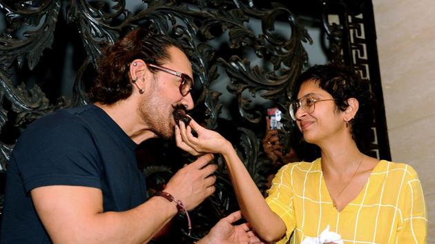 Kiran Rao Khan feeds birthday cake to her husband Aamir Khan during his 53th birthday celebration in Mumbai on March 14, 2018.(AFP)