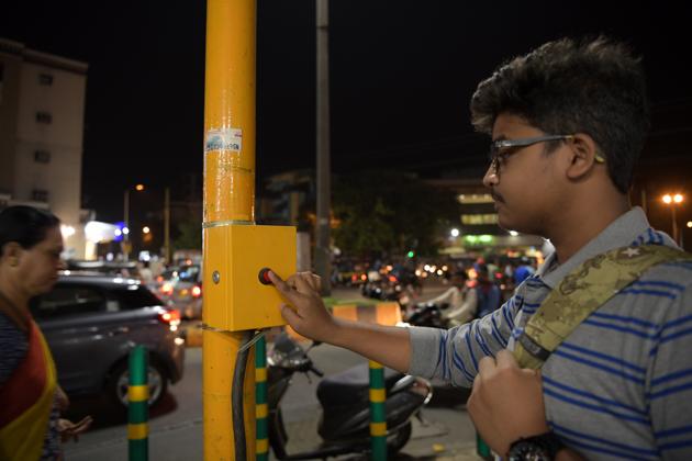 A pedestrian pushes the button at the Kopar Khairane traffic signal on Wednesday. (Bachchan Kumar/HT Photo) A pedestrian pushes the button at the Kopar Khairane traffic signal on Wednesday. (Bachchan Kumar/HT Photo)