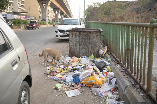 Garbage lies scattered on a road in Kharghar. (Bachchan Kumar/HT Photo) Garbage lies scattered on a road in Kharghar. (Bachchan Kumar/HT Photo)