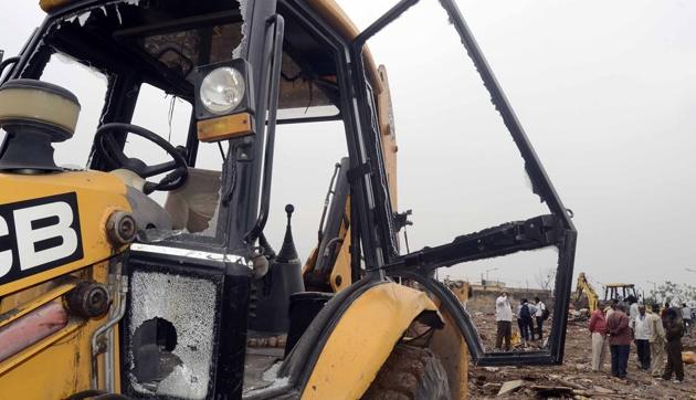 An unruly mob damaged five JCBs during a demolition drive at a slum in Kondhwa in Pune, on Thursday.(Ravindra Joshi/HT) An unruly mob damaged five JCBs during a demolition drive at a slum in Kondhwa in Pune, on Thursday.(Ravindra Joshi/HT)