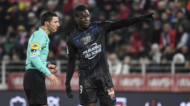 Nice's Italian forward Mario Balotelli (R) talks with French referee Nicolas Rainville during the French L1 football match between Dijon (DFCO) and Nice (OGCN) on February 10, 2018, at the Gaston Gerard Stadium in Dijon, central France. (AFP) Nice's Italian forward Mario Balotelli (R) talks with French referee Nicolas Rainville during the French L1 football match between Dijon (DFCO) and Nice (OGCN) on February 10, 2018, at the Gaston Gerard Stadium in Dijon, central France. (AFP)