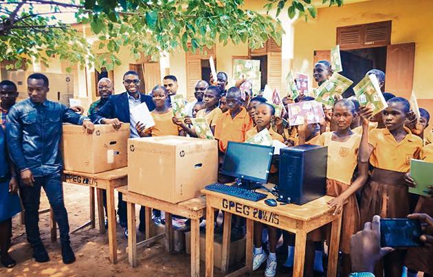 Richard Appiah Akoto (second from left) and his students receive computers donated to their school.(Courtesy: NIIT Ghana)