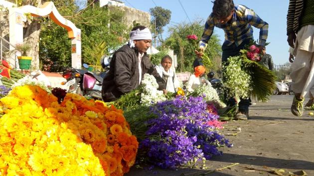 As per the new directions, the market has to be shifted to Kisan Bazar in Gomti Nagar area. But the florists said shifting would leave a severe dent on their business.(HT Photo)