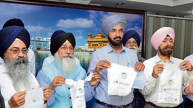 Members of PPCB and the SGPC launching the eco-friendly carry bags during a press conference on Thursday. (Sameer Sehgal/HT) Members of PPCB and the SGPC launching the eco-friendly carry bags during a press conference on Thursday. (Sameer Sehgal/HT)