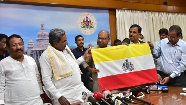 Karnataka chief minister Siddaramaiah unveiling the proposed state flag which will be sent for the Centre’s approval, Bengaluru, Karnataka, March 8, 2018(Arijit Sen/HT)