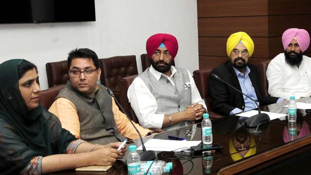 Punjab AAP and Lok Insaf party legislators hold a meeting to chalk out their strategy after Arvind Kejriwal tendered an apology to Bikram Singh Majithia, in the state assembly in Chandigarh on Friday, March 16, 2018.(Keshav Singh/HT Photo)