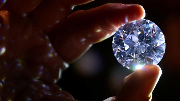 The survey said while the well-known branded jewellery makers issue certificates of purity, the bulk of the trade is still concentrated in the unorganised market, based on mutual faith between consumers and jewellers.(Reuters File)