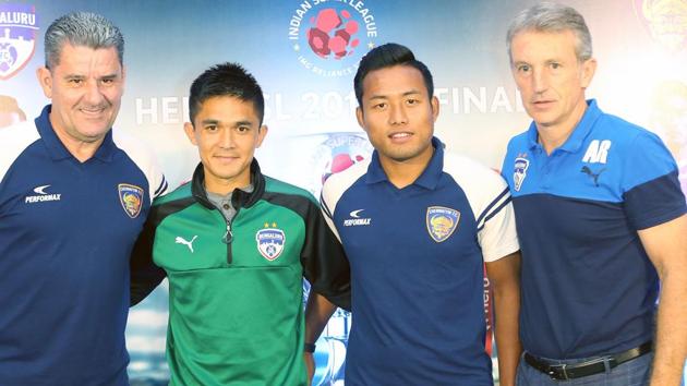 Jeje Lalpekhlua of Chennaiyin FC (2R) and Sunil Chhetri of Bengaluru FC (2L) with John Gregory of Chennaiyin FC (L) and Albert Roca of Bengaluru FC during the pre-final press conference in Bangalore on 16th March, 2018.(ISL / SPORTZPICS)