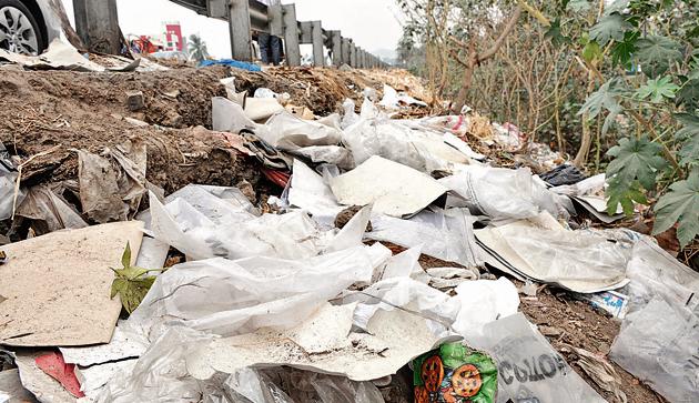 Total proportion of plastic garbage generated in the city is 10 to 12% of the total garbage, nearly 150 to 180 metric tonnes, daily. (HT Photo) Total proportion of plastic garbage generated in the city is 10 to 12% of the total garbage, nearly 150 to 180 metric tonnes, daily. (HT Photo)