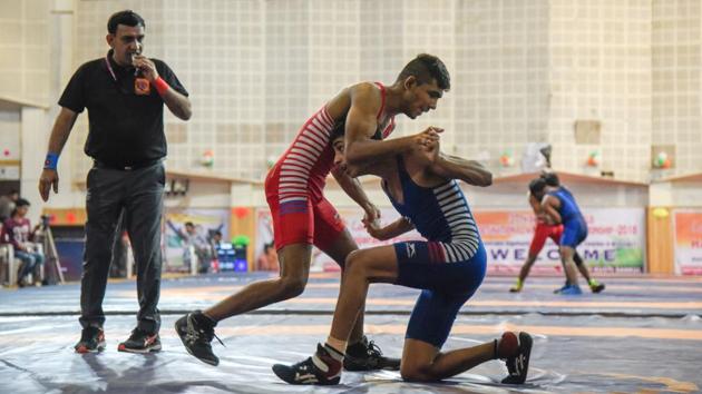 Maharashtra’s Hrishikesh Patil (blue) in action against Rohan Bhosale of Services. Rohan won the bout. (sanket wankhade/ht photo) Maharashtra’s Hrishikesh Patil (blue) in action against Rohan Bhosale of Services. Rohan won the bout. (sanket wankhade/ht photo)