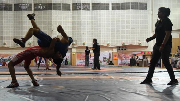 Maharashtra’s Pravin Patil (in red) displaying the fine technique of the ‘Bharandaj’, a difficult overhead pinning move that awards five points, against Uttar Pradesh’s Dinesh Yadav. The move turned out to be the match winner for the state wrestler. (sanket wankhade/ht photo) Maharashtra’s Pravin Patil (in red) displaying the fine technique of the ‘Bharandaj’, a difficult overhead pinning move that awards five points, against Uttar Pradesh’s Dinesh Yadav. The move turned out to be the match winner for the state wrestler. (sanket wankhade/ht photo)
