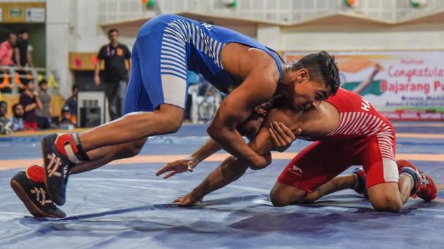 Atul Chechar of Maharashtra (blue) in action against Vipin of Hariyana in the 51kg finals of freestyle wrestling at Sub junior wrestling tournament held at Shiv Chhatrapati sports complex in Balewadi. (sanket wankhade/ht photo) Atul Chechar of Maharashtra (blue) in action against Vipin of Hariyana in the 51kg finals of freestyle wrestling at Sub junior wrestling tournament held at Shiv Chhatrapati sports complex in Balewadi. (sanket wankhade/ht photo)