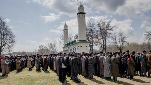 Villagers pray by the body of Shabir Ahmad, a suspected rebel during his funeral in Awantipora, south of Srinagar on Friday. Two suspected militants were killed in an overnight encounter on the outskirts of Srinagar which began after they fired on a BJP leader’s security officers and tried to escape, officials said Friday morning. (Dar Yasin / AP) Villagers pray by the body of Shabir Ahmad, a suspected rebel during his funeral in Awantipora, south of Srinagar on Friday. Two suspected militants were killed in an overnight encounter on the outskirts of Srinagar which began after they fired on a BJP leader’s security officers and tried to escape, officials said Friday morning. (Dar Yasin / AP)