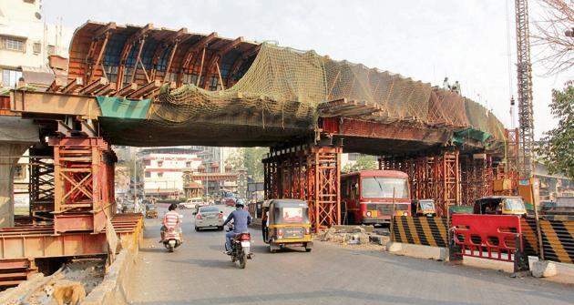 The under-construction Kalwa bridge aims to ease traffic and unclog the busy roads. (Praful Gangurde/HT) The under-construction Kalwa bridge aims to ease traffic and unclog the busy roads. (Praful Gangurde/HT)