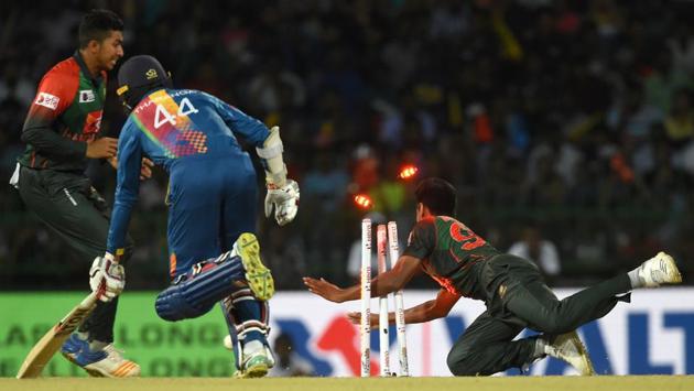 TOPSHOT - Bangladesh cricketer Mustafizur Rahman (R) dismisses Sri Lanka's Upul Tharanga (C). (AFP) TOPSHOT - Bangladesh cricketer Mustafizur Rahman (R) dismisses Sri Lanka's Upul Tharanga (C). (AFP)
