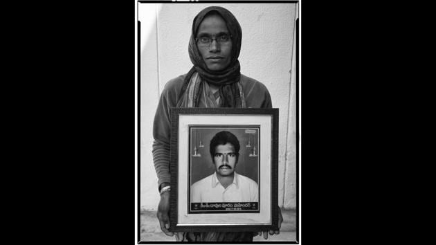 Madhavi, widow of D. Mahendar, Telangana. Climate change, which has resulted in crops maturing early and the productivity of soil go down over the years, has made it impossible for tenant farmers to survive,” says Jodha.  (Vijay Jodha) 