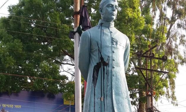 On Saturday morning locals saw black tar on the statue located near the municipality office in Katwa town. (HT Photo) On Saturday morning locals saw black tar on the statue located near the municipality office in Katwa town. (HT Photo)