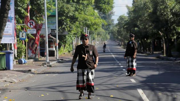 Balinese Hindu guards, known as Pecalang, patrol an empty road near Ngurah Rai International Airport on Nyepi, the Balinese day of silence, in Kuta, Bali, Indonesia March 17, 2018.(REUTERS Photo) Balinese Hindu guards, known as Pecalang, patrol an empty road near Ngurah Rai International Airport on Nyepi, the Balinese day of silence, in Kuta, Bali, Indonesia March 17, 2018.(REUTERS Photo)