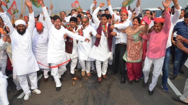 SP workers ‘inaugurated’ the road near Raj Nagar Extension and drove vehicles to UP-Gate. (Sakib Ali/HT File) SP workers ‘inaugurated’ the road near Raj Nagar Extension and drove vehicles to UP-Gate. (Sakib Ali/HT File)