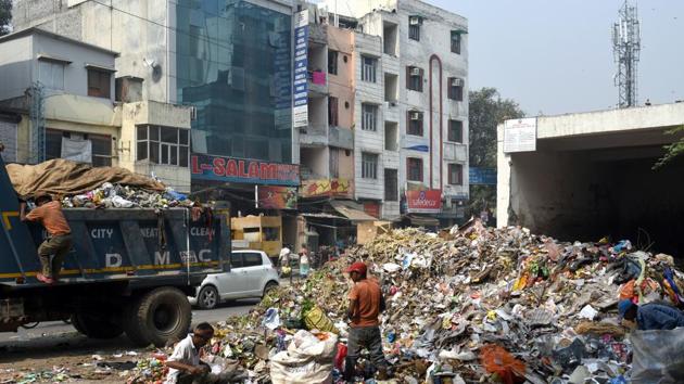In 2004, the total waste collected from households in east Delhi had 50% organic component while now, the survey showed, it has gone up to 66% in 2018.(Sushil Kumar/HT PHOTO) In 2004, the total waste collected from households in east Delhi had 50% organic component while now, the survey showed, it has gone up to 66% in 2018.(Sushil Kumar/HT PHOTO)