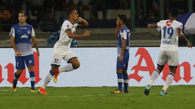 Mailson Alves scored again at the stroke of half-time to give Chennaiyin FC the lead.  (ISL / SPORTZPICS) 