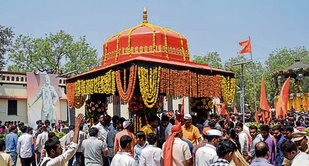 People pay homage to Chhatrapati Sambhaji Maharaj at his memorial in Vadhu, Pune(SANKET WANKHADE/HT PHOTO)