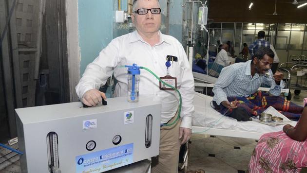 Dr Sanjay Gaikwad with the Oxygen Enrichment Machine at the Sassoon General Hospital in Pune.(Ravindra Joshi/HT PHOTO)