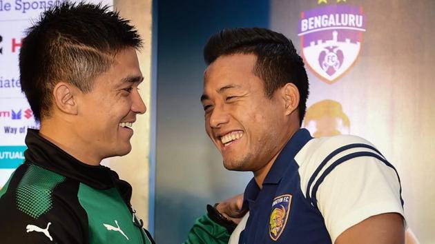 Bengaluru FC skipper Sunil Chhetri shakes hands with his counterpart Chennaiyin FC's Jeje Lalpekhlua during a pre-Indian Super League (ISL) final press conference in Bengaluru on Friday.(PTI)