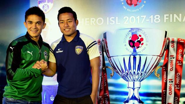 Bengaluru FC skipper Sunil Chhetri shakes hands with his counterpart Chennaiyin FC's Jeje Lalpekhlua during a pre-Indian Super League (ISL) final press conference in Bengaluru on Friday.(PTI)