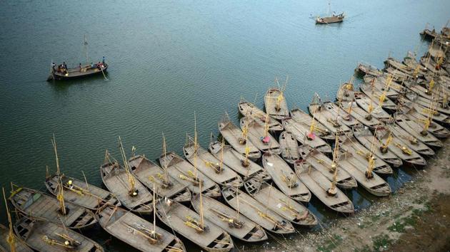 Workers use boats to remove sand from the river Yamuna in Allahabad. (Sanjoy Kanojia / AFP) Workers use boats to remove sand from the river Yamuna in Allahabad. (Sanjoy Kanojia / AFP)