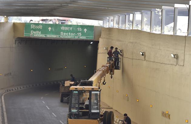 Lack of lights in the underpass near Medanta hospital was blamed for the accident that claimed a life on Thursday. (Sanjeev Verma/HT PHOTO) Lack of lights in the underpass near Medanta hospital was blamed for the accident that claimed a life on Thursday. (Sanjeev Verma/HT PHOTO)