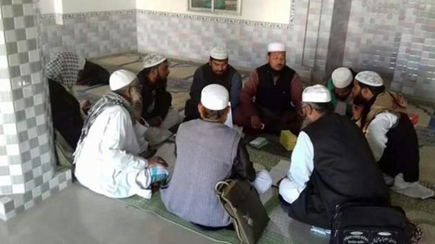 Mojaffar Khan, president of the association and imam of Domkal-Bilashpur mosque, speaks to a gathering against cheating in examinations. (HT PHOTO) Mojaffar Khan, president of the association and imam of Domkal-Bilashpur mosque, speaks to a gathering against cheating in examinations. (HT PHOTO)