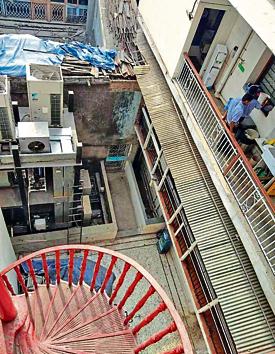 Occupants of building have complained that their fire exit passage has been blocked by a massive air conditioning unit of the upcoming restaurant. (HT Photo) Occupants of building have complained that their fire exit passage has been blocked by a massive air conditioning unit of the upcoming restaurant. (HT Photo)