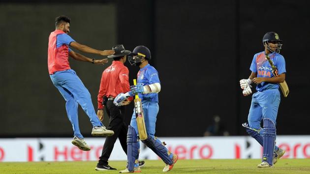 Follow full cricket score of India vs Bangladesh, Nidahas Trophy T20 final in Colombo here. Dinesh Karthik’s blistering knock helped India beat Bangladesh by four wickets to win the Nidahas Trophy T20 tri-nation series in Colombo on Sunday.(AP)