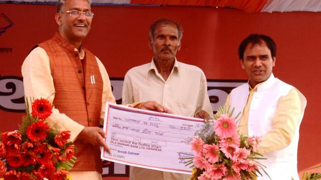 Chief minister TS Rawat gives away cheque to a farmer during a programme held in Dehradun on Sunday. (HT Photo) Chief minister TS Rawat gives away cheque to a farmer during a programme held in Dehradun on Sunday. (HT Photo)