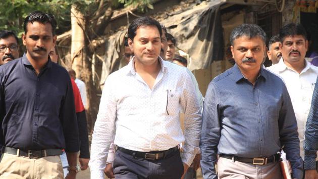 The Thane Police Crime Branch on Friday arrested advocate Rizwan Siddiqui (centre).(Praful Gangurde/HT)