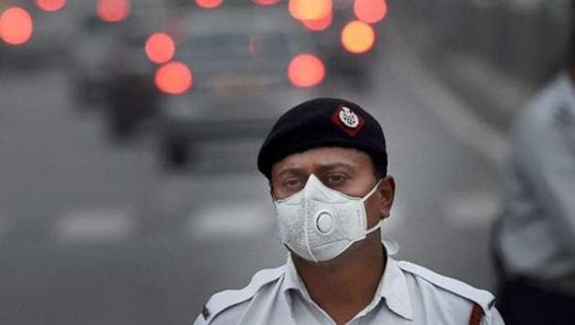 A traffic policeman wears a mask to protect himself from pollution, in New Delhi.(PTI File Photo) A traffic policeman wears a mask to protect himself from pollution, in New Delhi.(PTI File Photo)