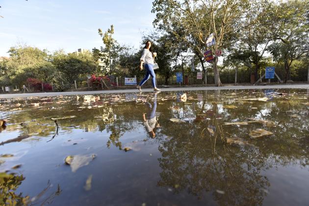 Residents said that the problem has become more acute over time, as the water has got dirtier and has become a breeding ground for mosquitoes. They said that the continued leakage has left them fearing for their health. (Sanjeev Verma/HT PHOTO) Residents said that the problem has become more acute over time, as the water has got dirtier and has become a breeding ground for mosquitoes. They said that the continued leakage has left them fearing for their health. (Sanjeev Verma/HT PHOTO)