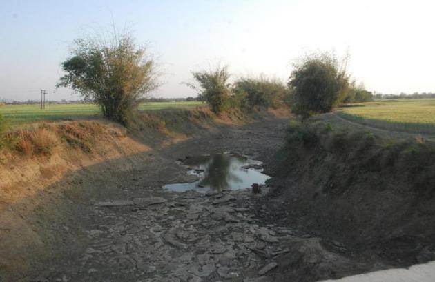 A long stretch of Belan river has dried up in Ghorawal area.(HT Photo)