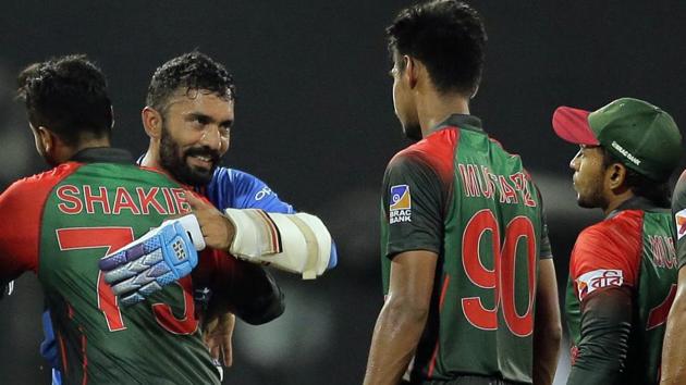 Bangladesh's team members congratulate India's Dinesh Karthik, second left, following their loss in the finals of the Nidahas Trophy triangular Twenty20 cricket series in Colombo, Sri Lanka, on Sunday.(AP)