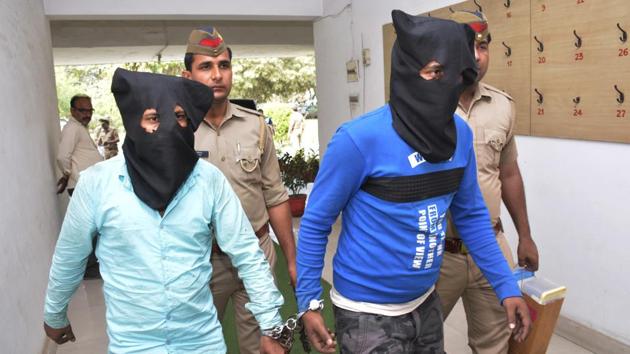 The two men in police custody on Monday. Police said they recovered ₹20,000 of the loot and a motorcycle. (Sakib Ali/HT Photo) The two men in police custody on Monday. Police said they recovered ₹20,000 of the loot and a motorcycle. (Sakib Ali/HT Photo)