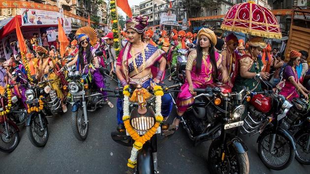 Women dress up in traditional Maharashtrian nine-yard sarees, jewellery and don turbans to participate in the rally on their bikes at Girgaum. (Pratik Chorge/HT Photo) 