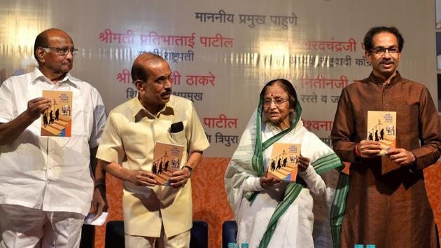 NCP chief Sharad Pawar, former president Partibha Patil, Sena chief Udhhav Thackeray and Union minister Nitin Gadkari during the launch of Manohar Joshi’s book in Mumbai on Sunday.(Anshuman Poyrekar/HT Photo)