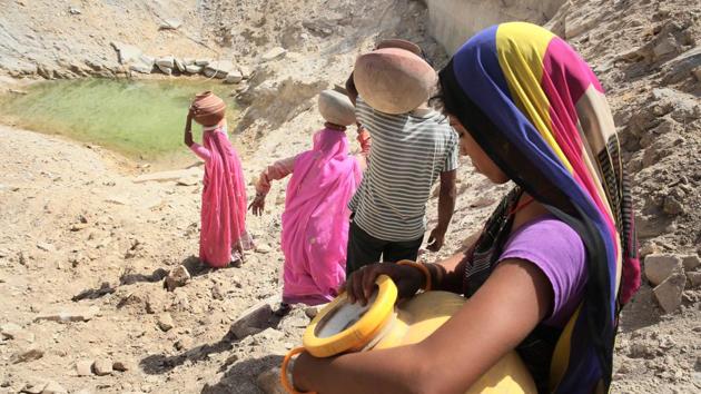 Women head towards a water hole atop a hill in Rajsamand district, Rajasthan.(Himanshu Vyas/HT File Photo)