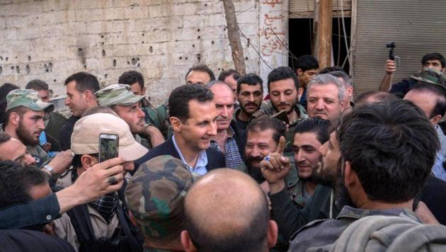 Syrian President Bashar al-Assad meets with Syrian army soldiers in eastern Ghouta, Syria, March 18, 2018. (REUTERS Photo) Syrian President Bashar al-Assad meets with Syrian army soldiers in eastern Ghouta, Syria, March 18, 2018. (REUTERS Photo)