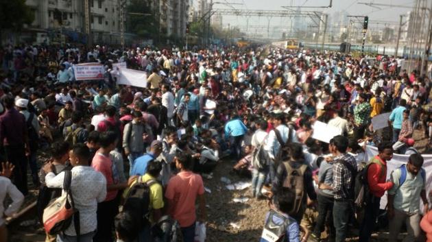 Protesters and commuters on railway tracks between Matunga and Dadar railway stations on Tuesday morning. (Vijayanand Gupta/Ht Photo) Protesters and commuters on railway tracks between Matunga and Dadar railway stations on Tuesday morning. (Vijayanand Gupta/Ht Photo)