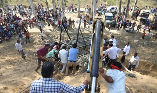 The forest team placing a cage to trap the animal that hid inside a pipe in Mulakheda village of Gosainganj. (HT Photo) The forest team placing a cage to trap the animal that hid inside a pipe in Mulakheda village of Gosainganj. (HT Photo)